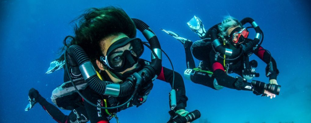 two female horizon scr divers