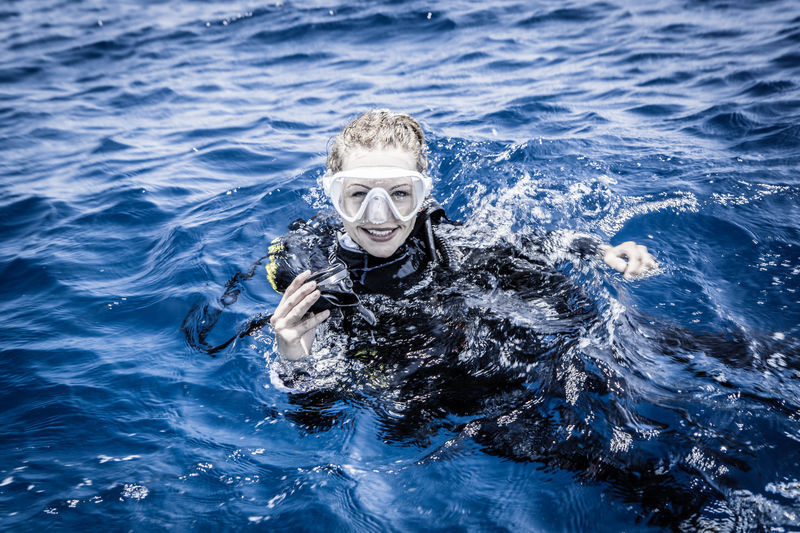 female diver smiling during Advanced Diver Bundle