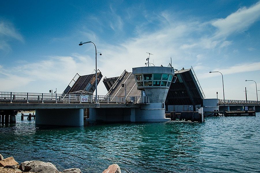 Swansea road bridge opening for large vessels to pass